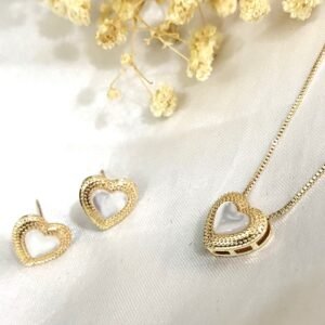 Conjunto Colar e Brincos Coração Texturizado Dourado com Efeito Perolado
