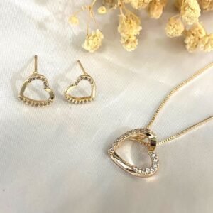 Conjunto Colar e Brincos Coração Vazado Dourado com Pedras